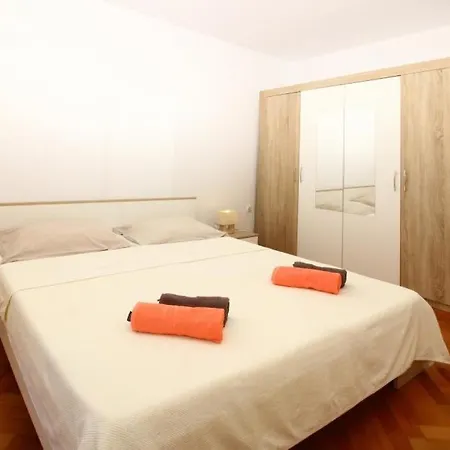 Apartment Dubreta *